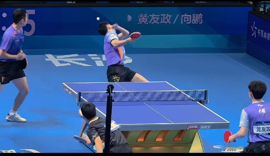 许昕：我偷偷加个转，他们应该不知道吧。
向鹏：打不赢你，还打不中你吗？好好在家带