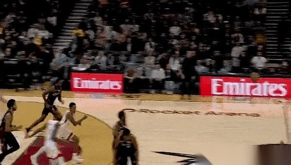 我跟你说，今晚这球，看到最后我真是一身鸡皮疙瘩。
第四节，眼瞅着对面那帮人疯了一