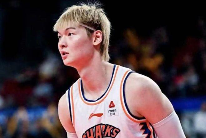 王哲林是如何带病打总决赛的？张镇麟透露了真实内幕
上海男篮以4比1淘汰广厦男篮，