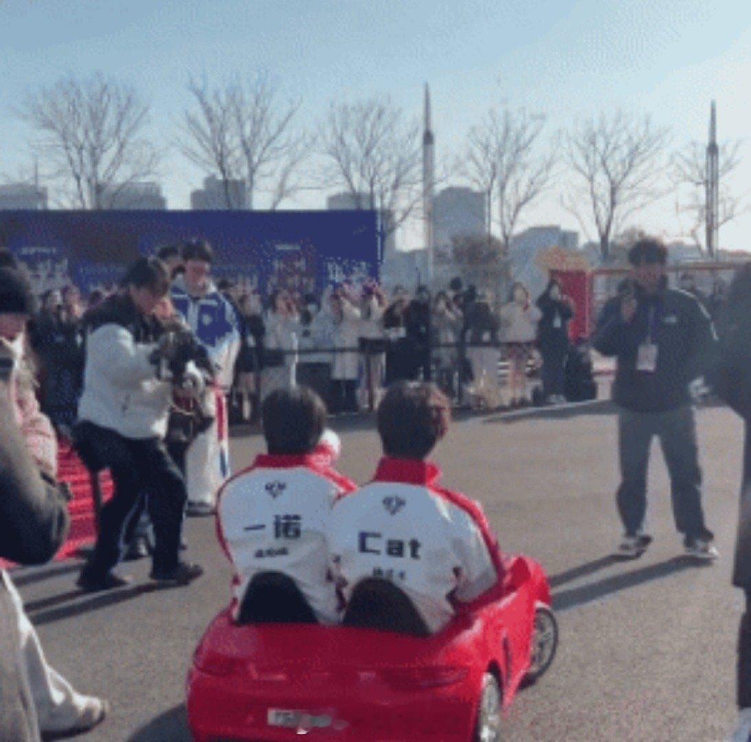 一诺cat合体秀车技 一诺和cat真的好可爱啊，这两个宝宝合体秀车技真的太好玩了