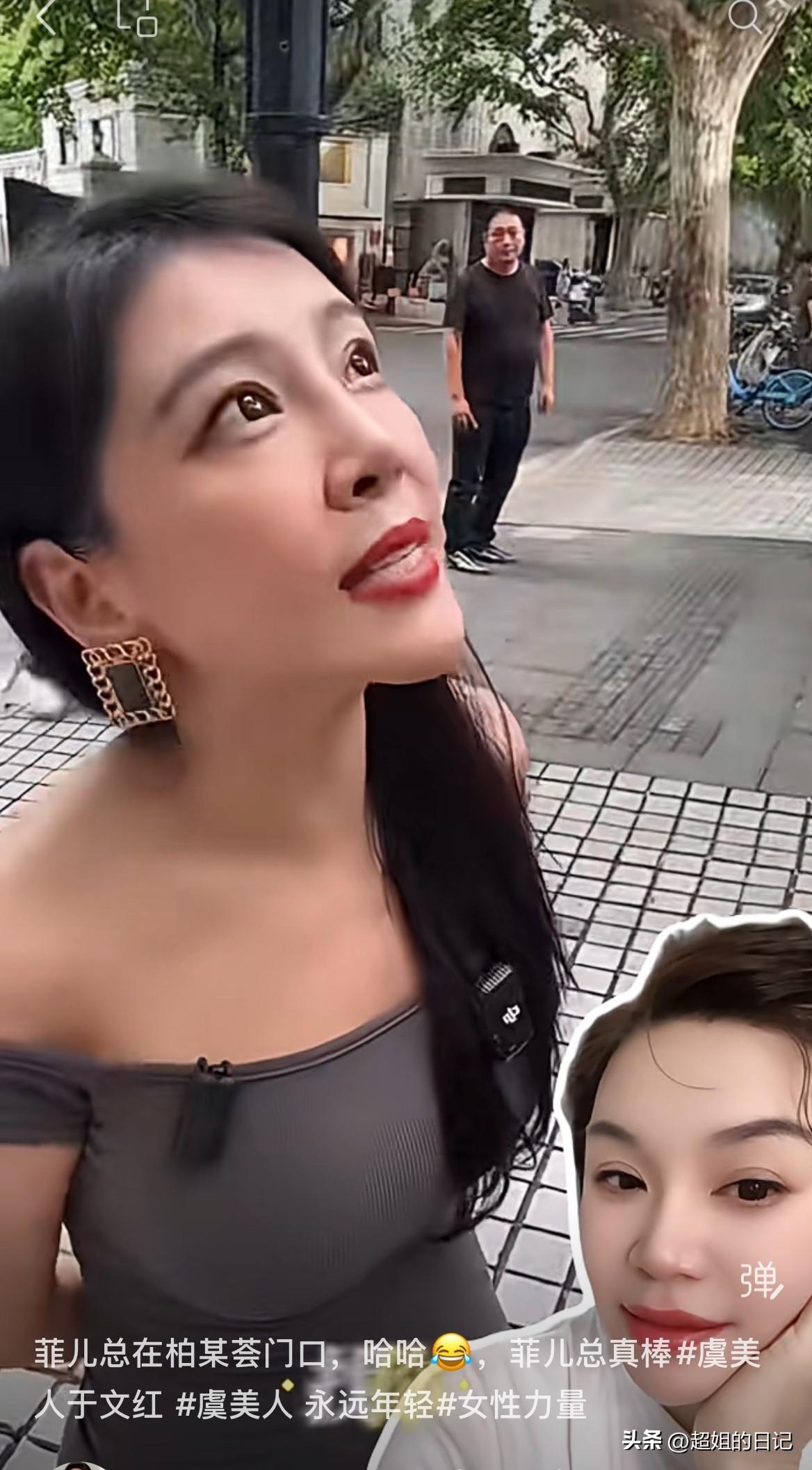 于文红的徒弟站在郑高级会所的门外喊“师姐，我来找你做项目，你给我做斗鸡眼儿，你给