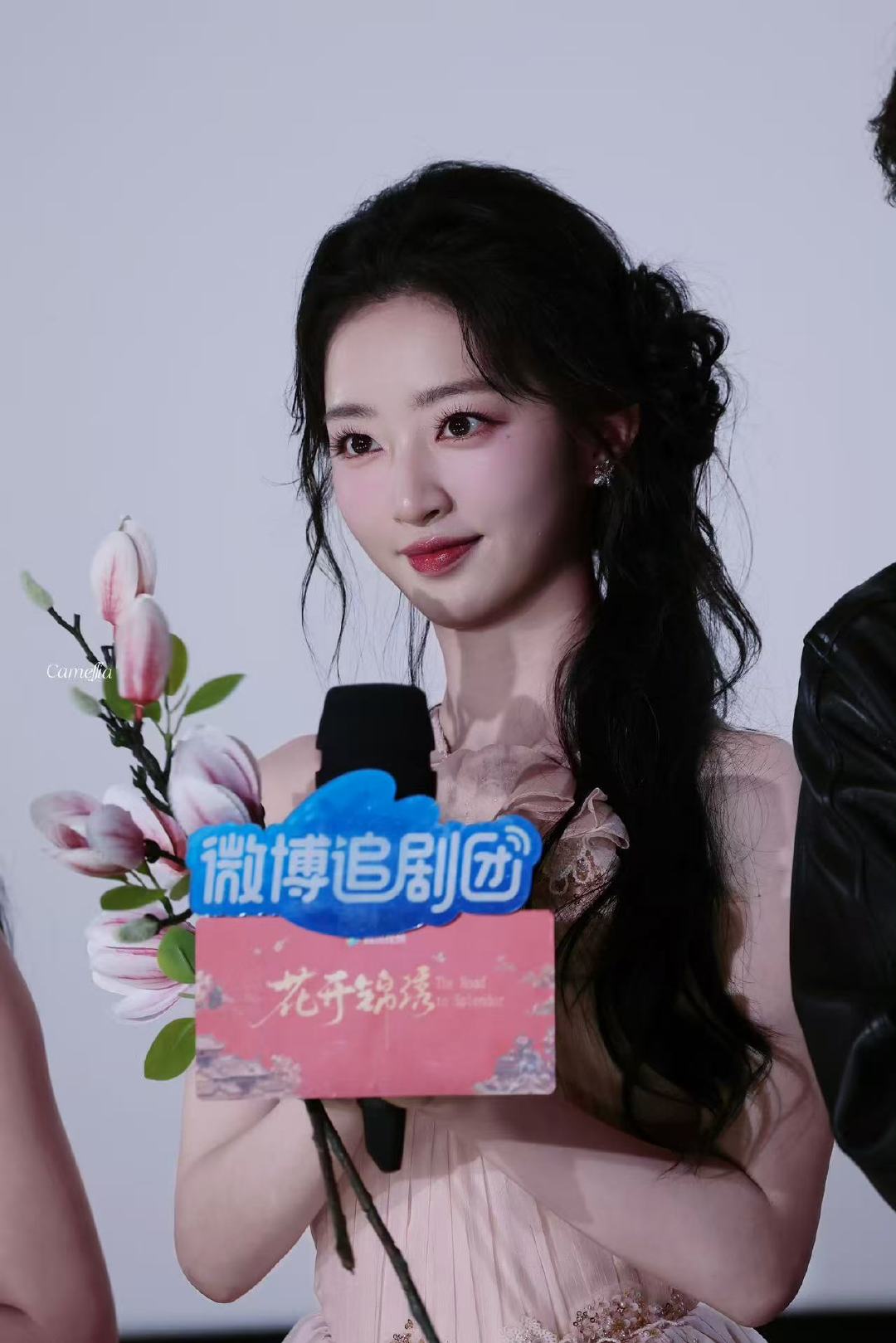 邓恩熙诠释人比花娇邓恩熙行走的水蜜桃 邓恩熙今天的粉色露背裙简直是人比花娇具象化