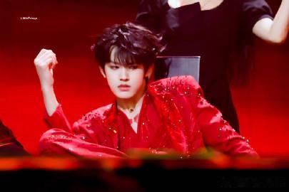 张极胸口蝴蝶 舞台上的张极，胸口的蝴蝶图案是他魅力的延伸。它随着音乐节奏跃动，将