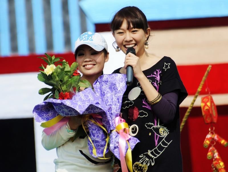 1月20日，“贺岁公主”卓依婷现身广东卫视湾区春晚。她一袭喜庆红装，直接拉满新春