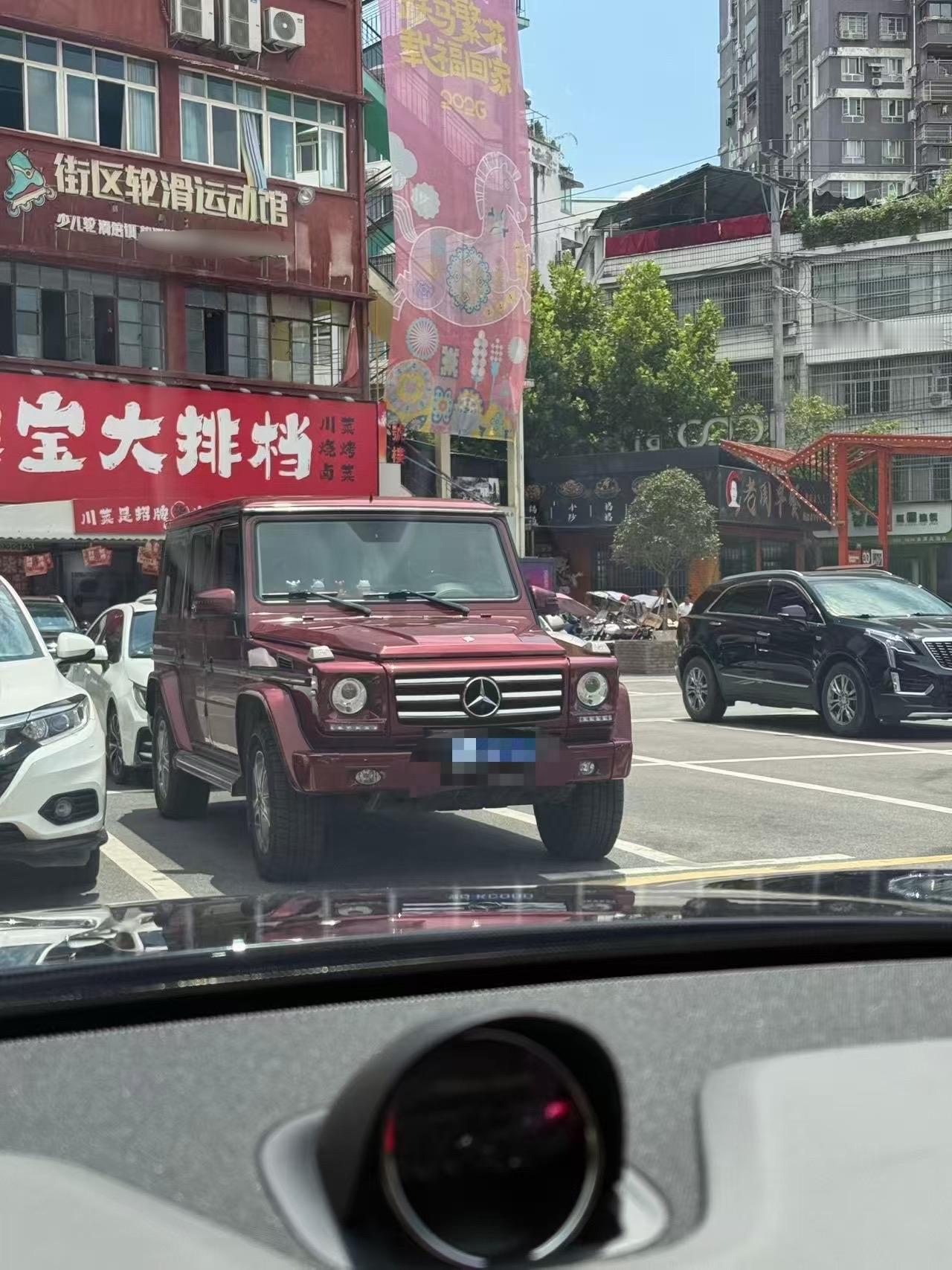 看到一辆奔驰大G，红色，这颜色。。。怎么样？