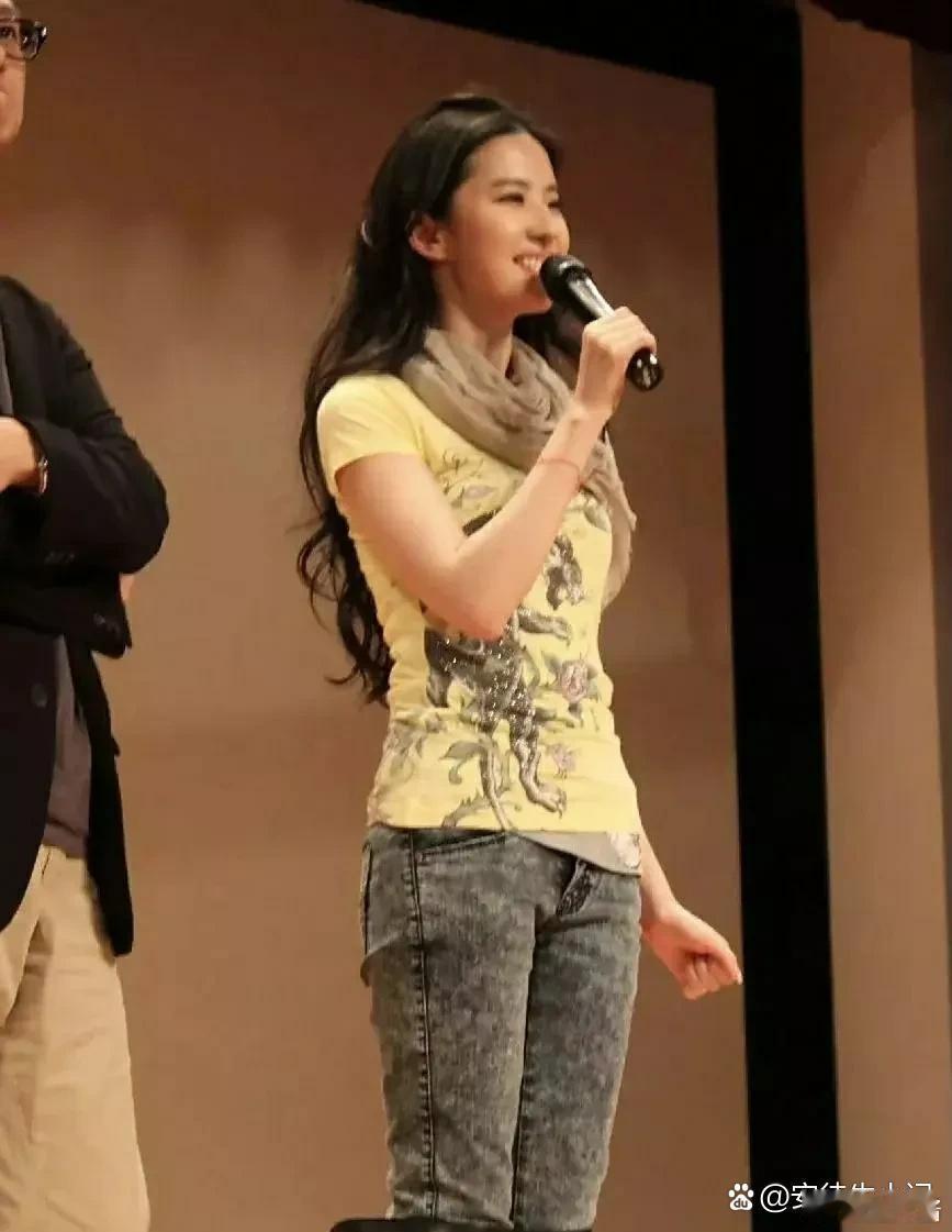 刘亦菲的迷之审美，太喜欢雪花裤了。 