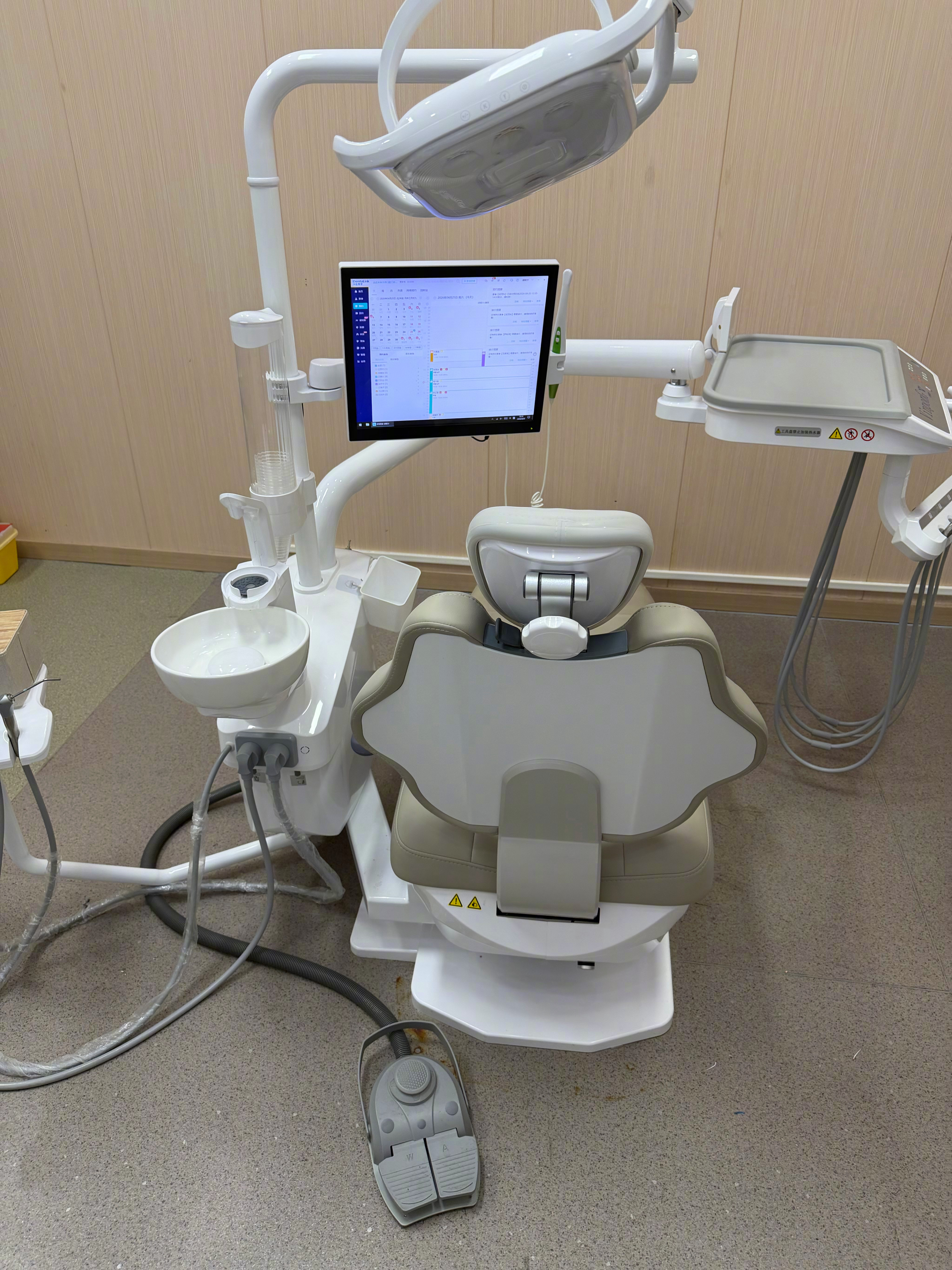 这一次深刻感受到什么叫牙痛起来真要命，昨晚痛到一晚上睡不着，凌晨5点买了洛索洛芬