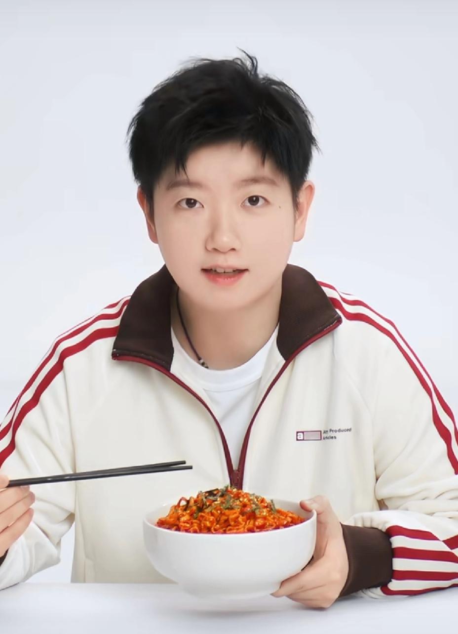 莎莎又被“蛐蛐”了，
端着一碗火鸡面愣是下不去嘴。
莎莎你倒是动筷子呀，
第一次