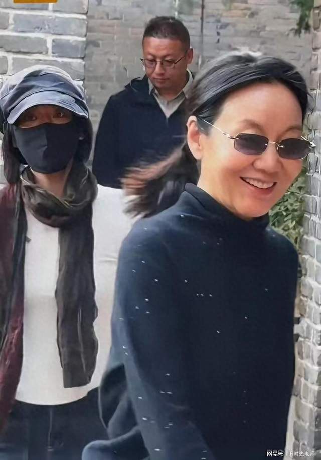 闫妮和女儿手牵手：最好的母女关系，是并肩不是背着