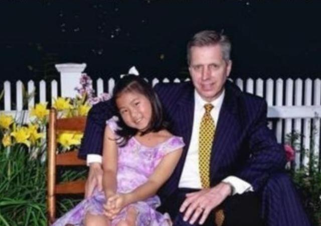 你要是能怀孕，我们就结婚！2006年，英国69岁亿万富翁爱上中国33岁女营养师，