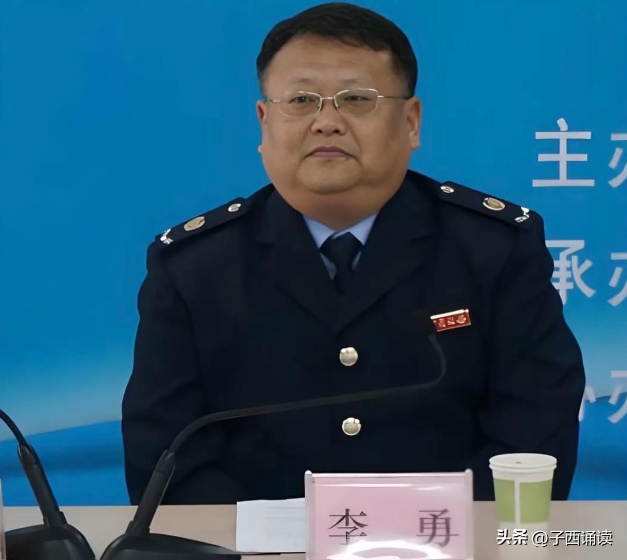 哈哈，就你这样子，活该被抓！一脸又贪又好吃的相，连装都不带装的！