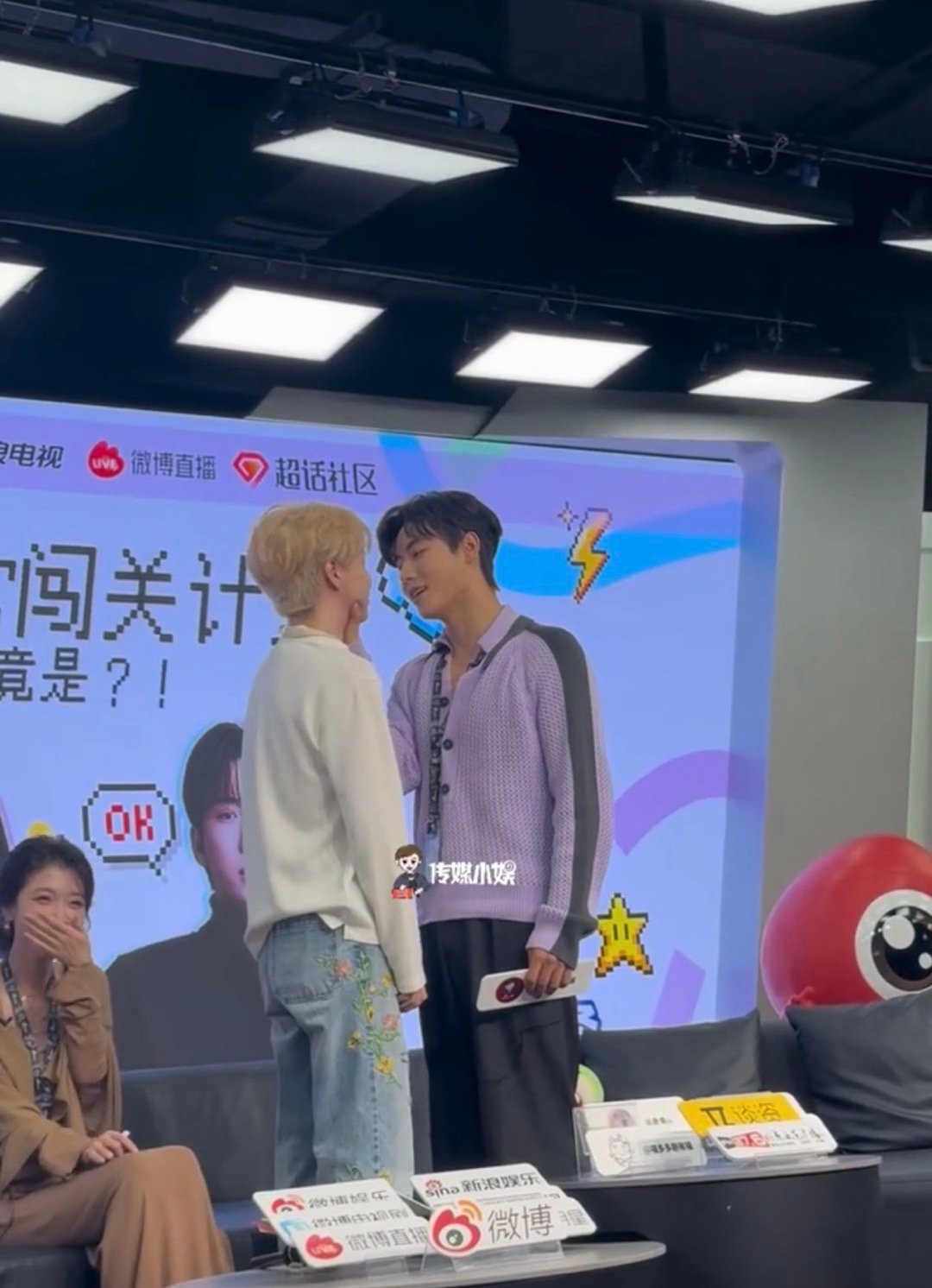 重生之我和代高政演上了双男主 后台搬道具的我，突然被他点名。走上舞台，他自然地搂