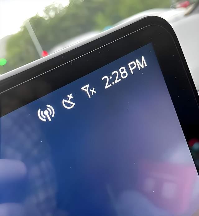 手机信号总“掉链子”？真相藏在这些细节里！
写字楼、地下车库、高铁上，总有人举着