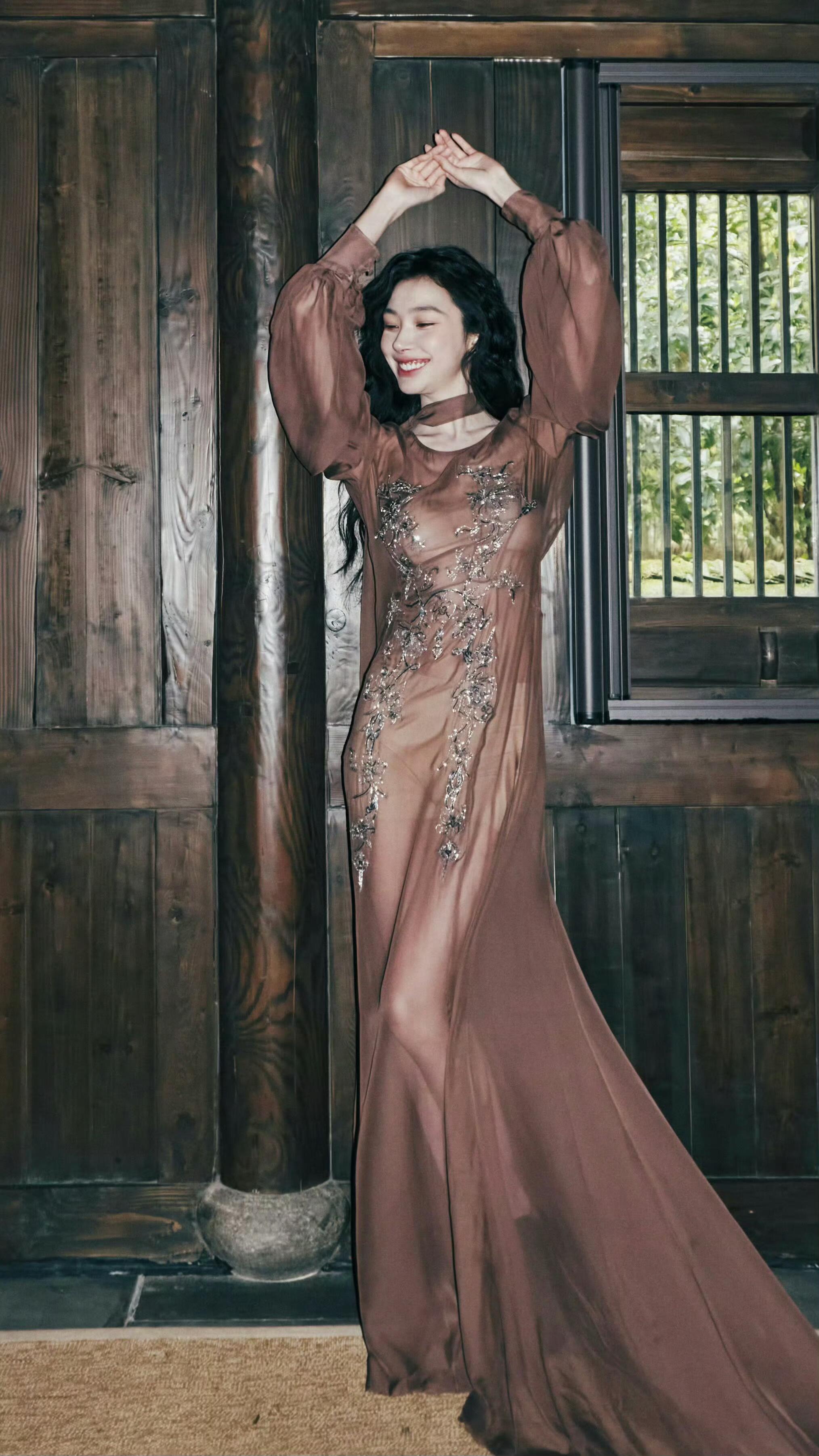 易梦玲裙子好薄好透好尴尬 