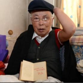 1942年，9岁的朱彦夫被尿憋醒后摸黑出去小便。谁知他刚走到院子里，突然发现小草