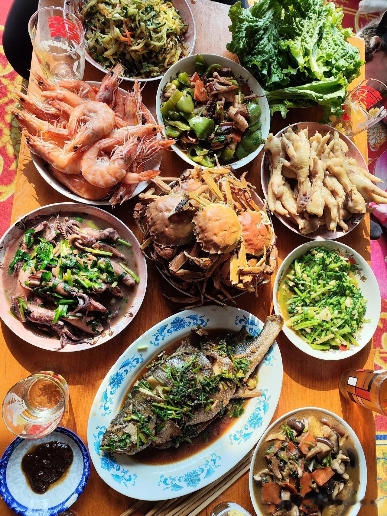 这是我家的年夜饭，媳妇不吃猪肉，老妈不吃牛羊肉，所以每年都是海鲜+鸡
现在不像以