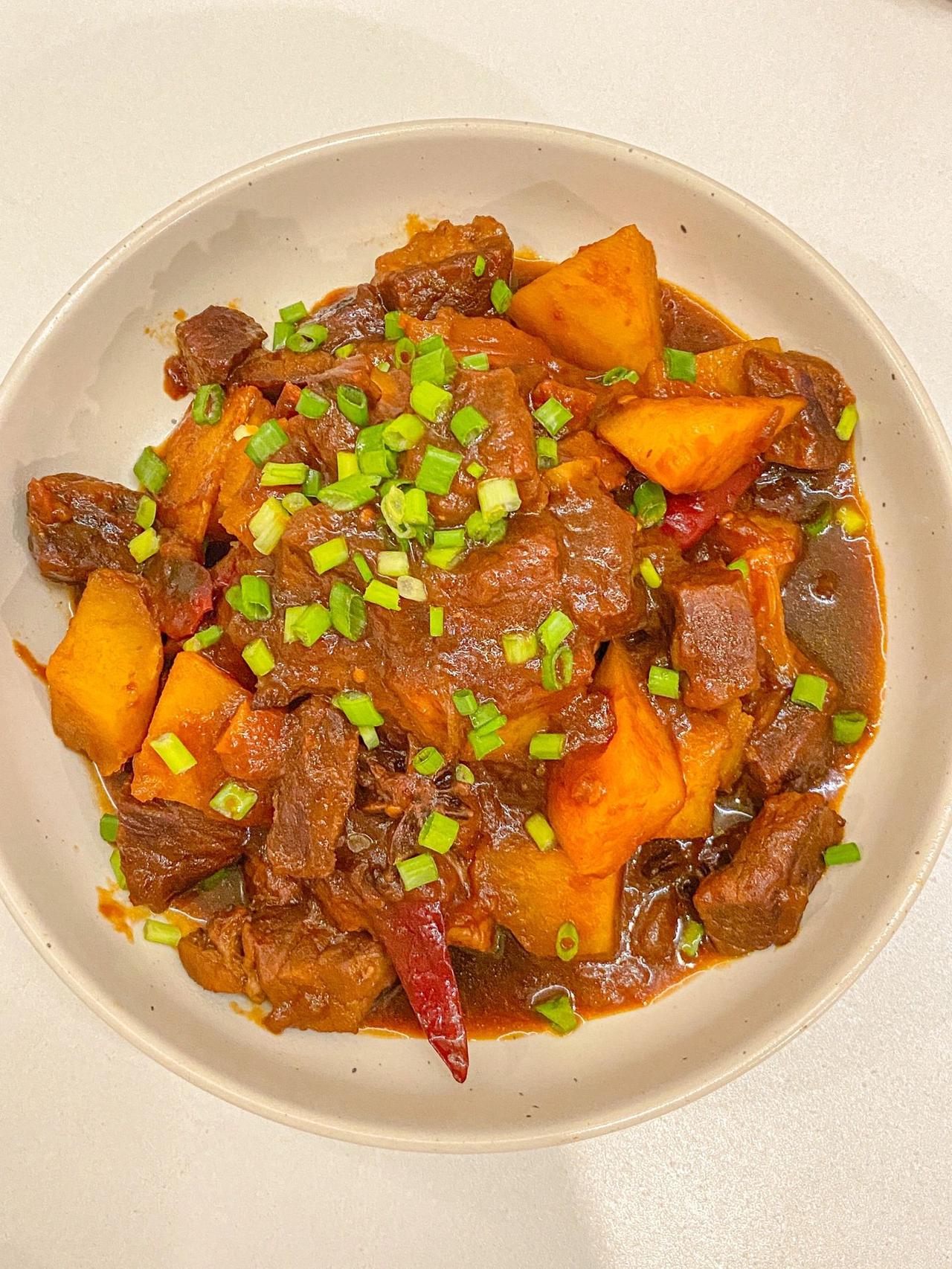 零失败番茄土豆炖牛肉，好吃到汤汁不剩
今日给大家分享一道做法简单巨好吃的番茄土豆