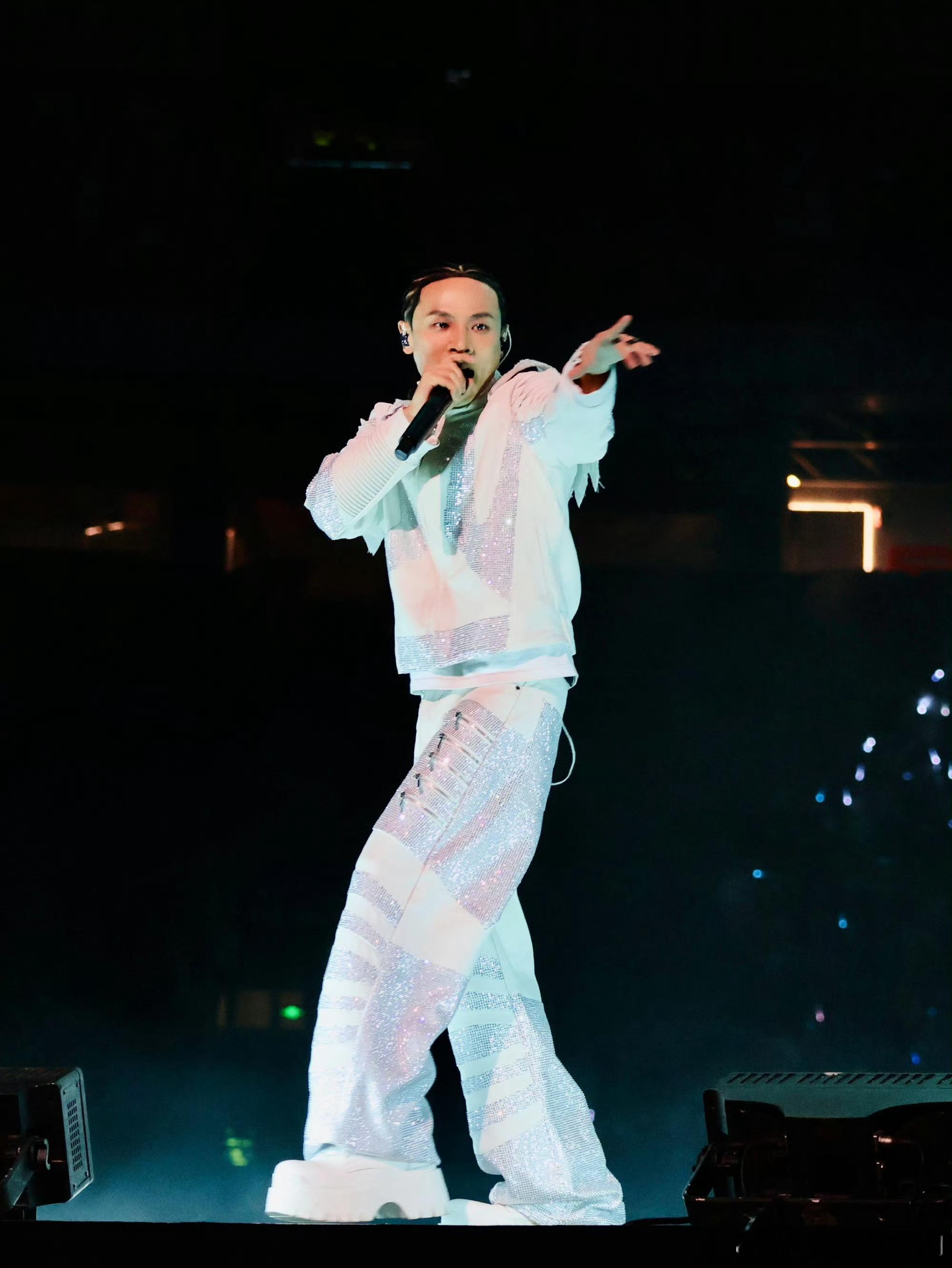 上一秒“023撑个旗”气场拉满，下一秒“哦你的甜蜜”温柔暴击，布瑞吉用舞台证明，