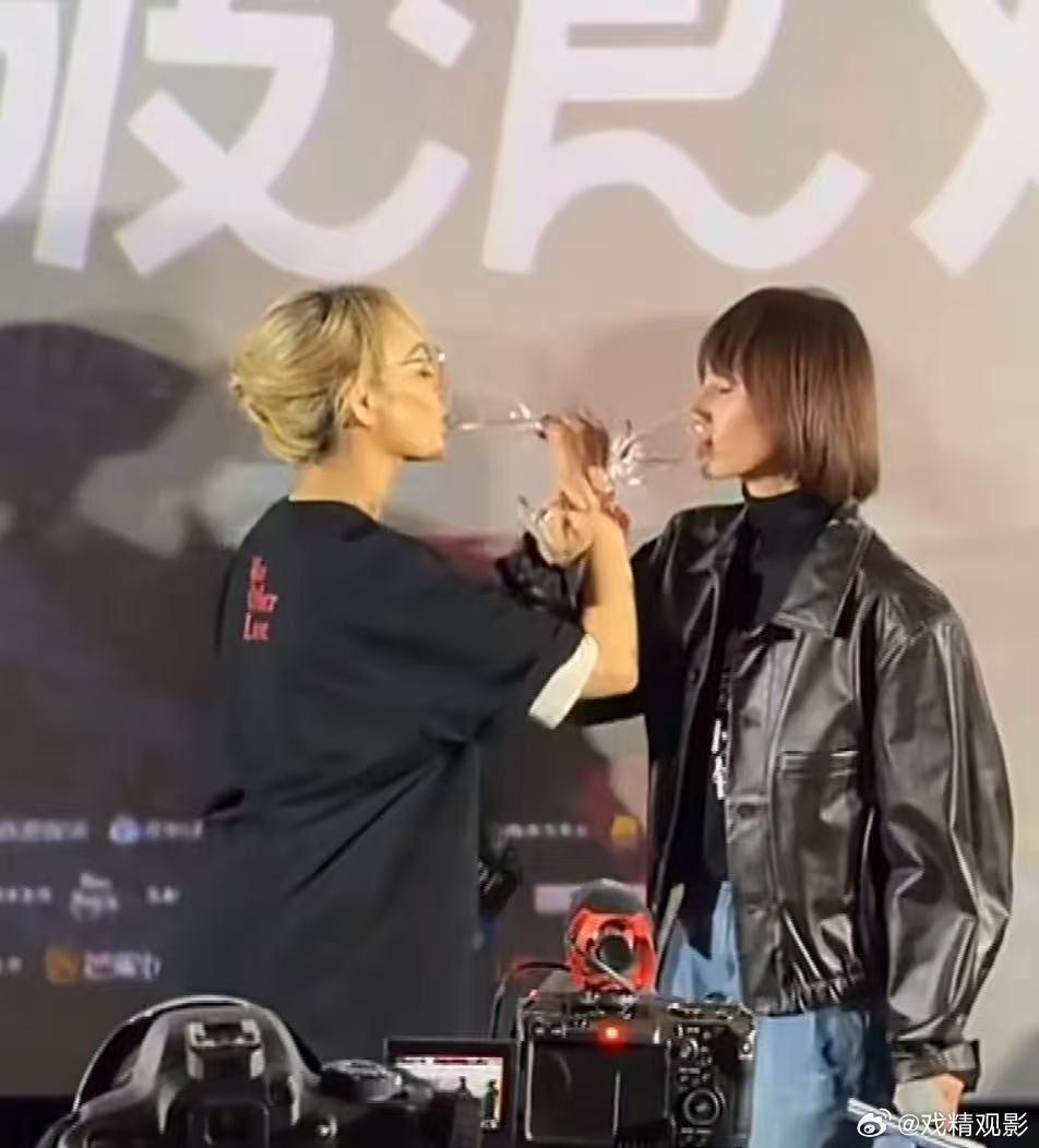 袁泉宁静交杯酒《蜂蜜的针》路演直接封神！袁泉宁静喝上交杯酒，温柔与飒爽碰撞也太好