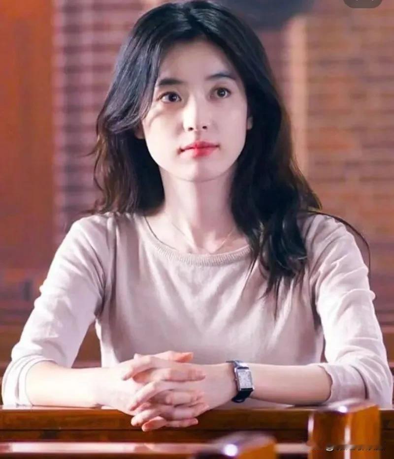 好喜欢韩星韩孝周，美得很有特点，清冷感天花板，又有一股子知性美女的气质。第一次认