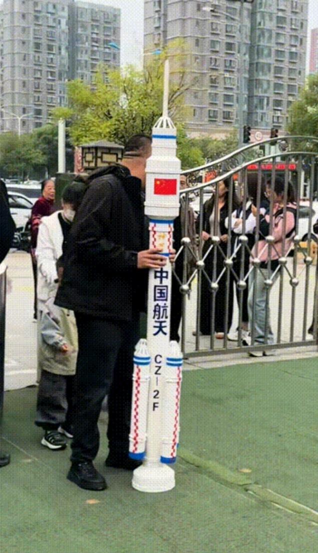 “最硬核手工作业”引爆全网！家长造出巨型导弹模型，背后真相让人暖心

标题：幼儿