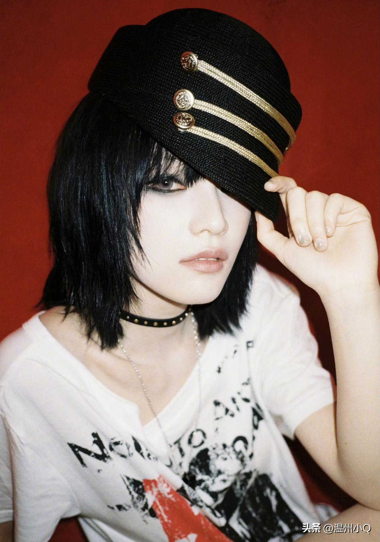 黄灿灿烟熏朋克造型，让人瞬间秒回非主流时期，那会QQ空间最爱这种风格的调调，再加