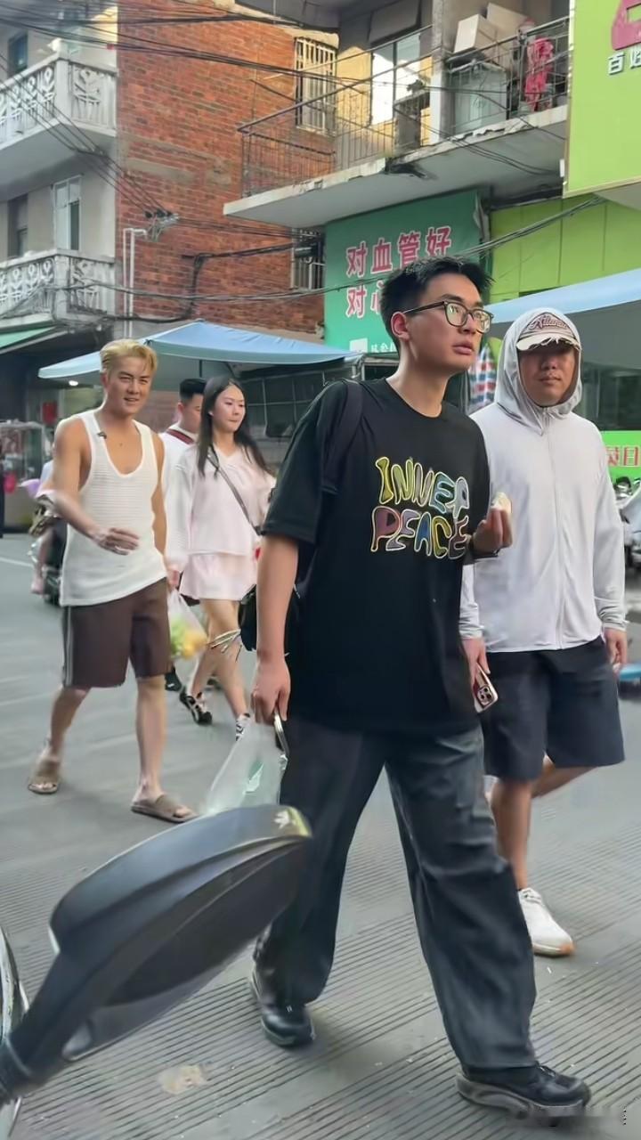 有网友在广西百色遇到了吴克群，不得不说，吴克群是真帅啊！而且看起来很年轻，像个2