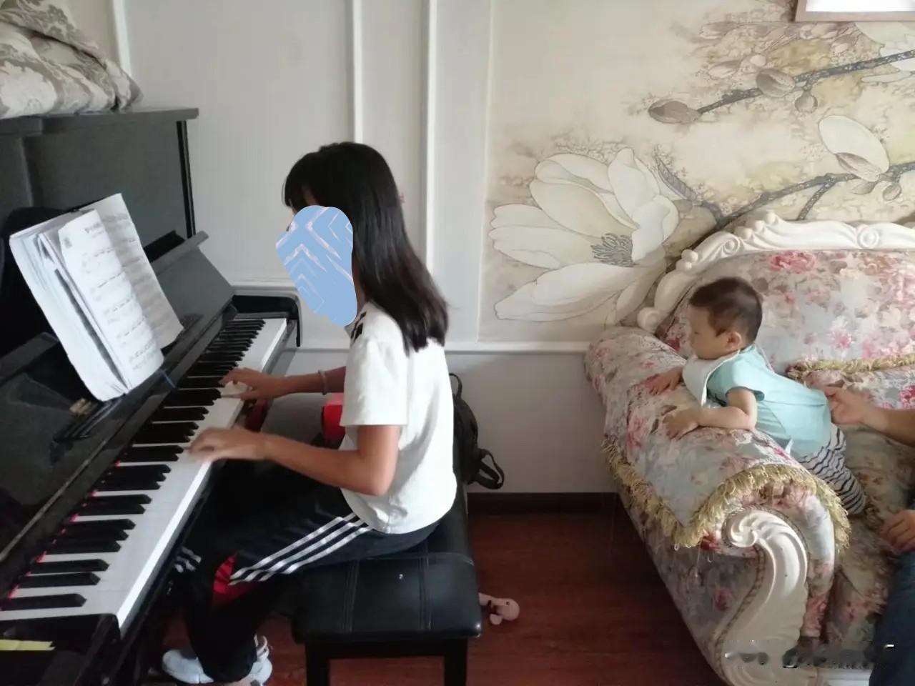 女儿和小宝俩人又在比各自的妈了。

小宝自从上次反抗姐姐后，胆有点儿肥了。今天主