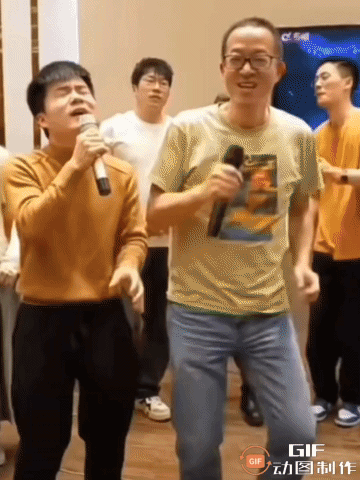 只有单身久了，唱KTV才这么狰狞，唱出了爱而不得的焦灼内心。
董宇辉相貌平平，身