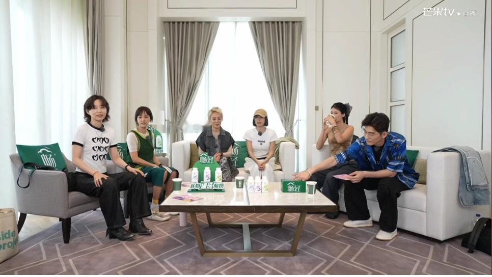 #花儿与少年直播# 《花少好友记》法国站成员：秦岚、赵昭仪、宁静、陈意涵、李斯丹