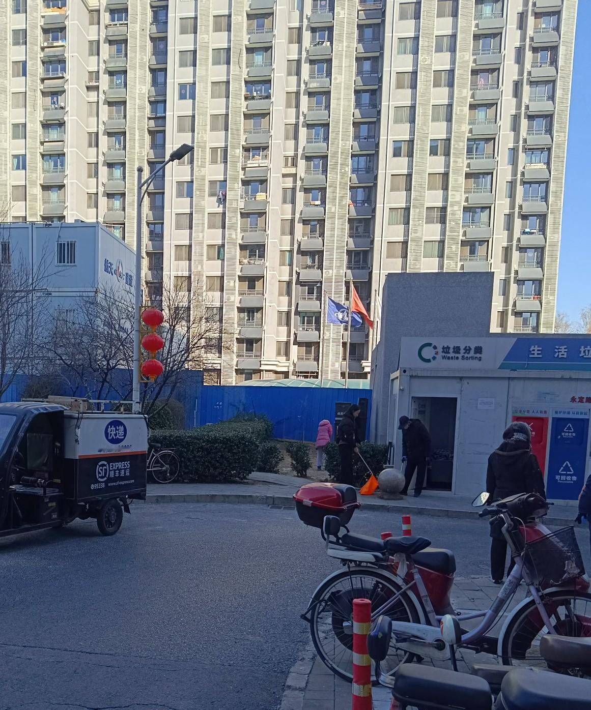 现在的志愿者服务都有点变了性质啊，给人更多的感觉是为了拍照啊，真的是让人觉得有点