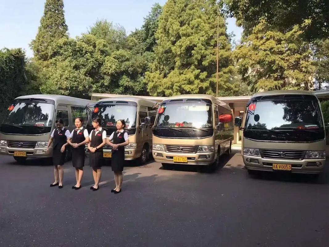 上世纪九十年代有幸坐过一次深圳接待办的考斯特，在市区兜了一圈，感觉比当时自己开的