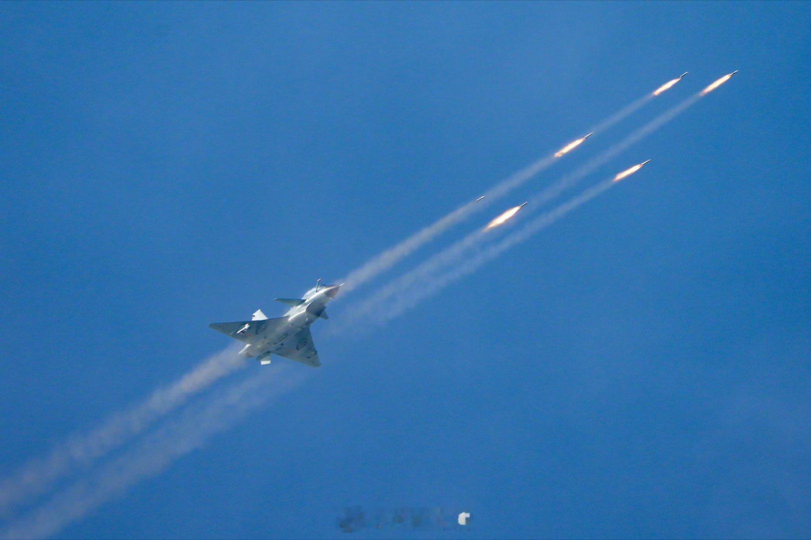 制胜空天【火力全开！直击空军战机地靶实弹射击考核，超燃现场！】近日，空军某部组织