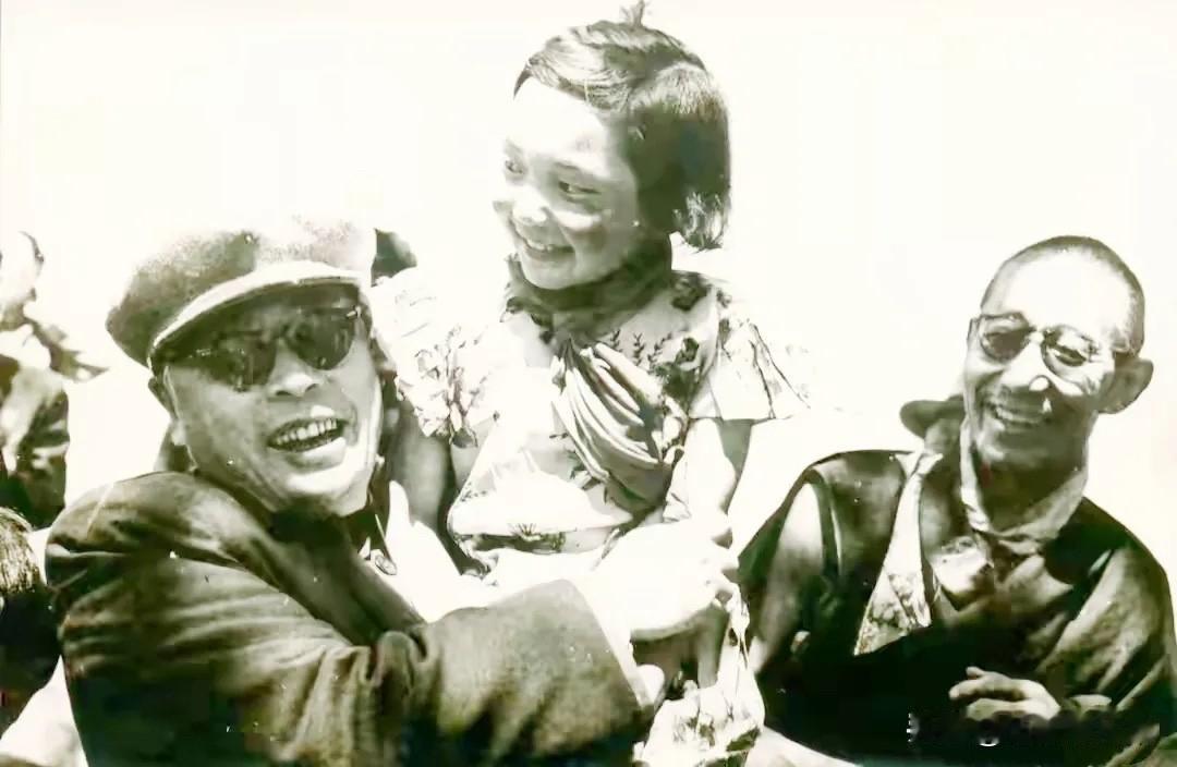 1956年4月28日，陈毅元帅参观拉萨小学时和拉萨小学生的珍贵合影。这所学校是1