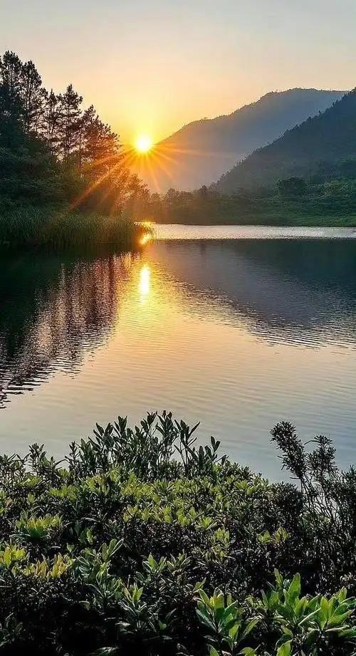 上联：风吹阔水阳光灿。

（图片来自网络）