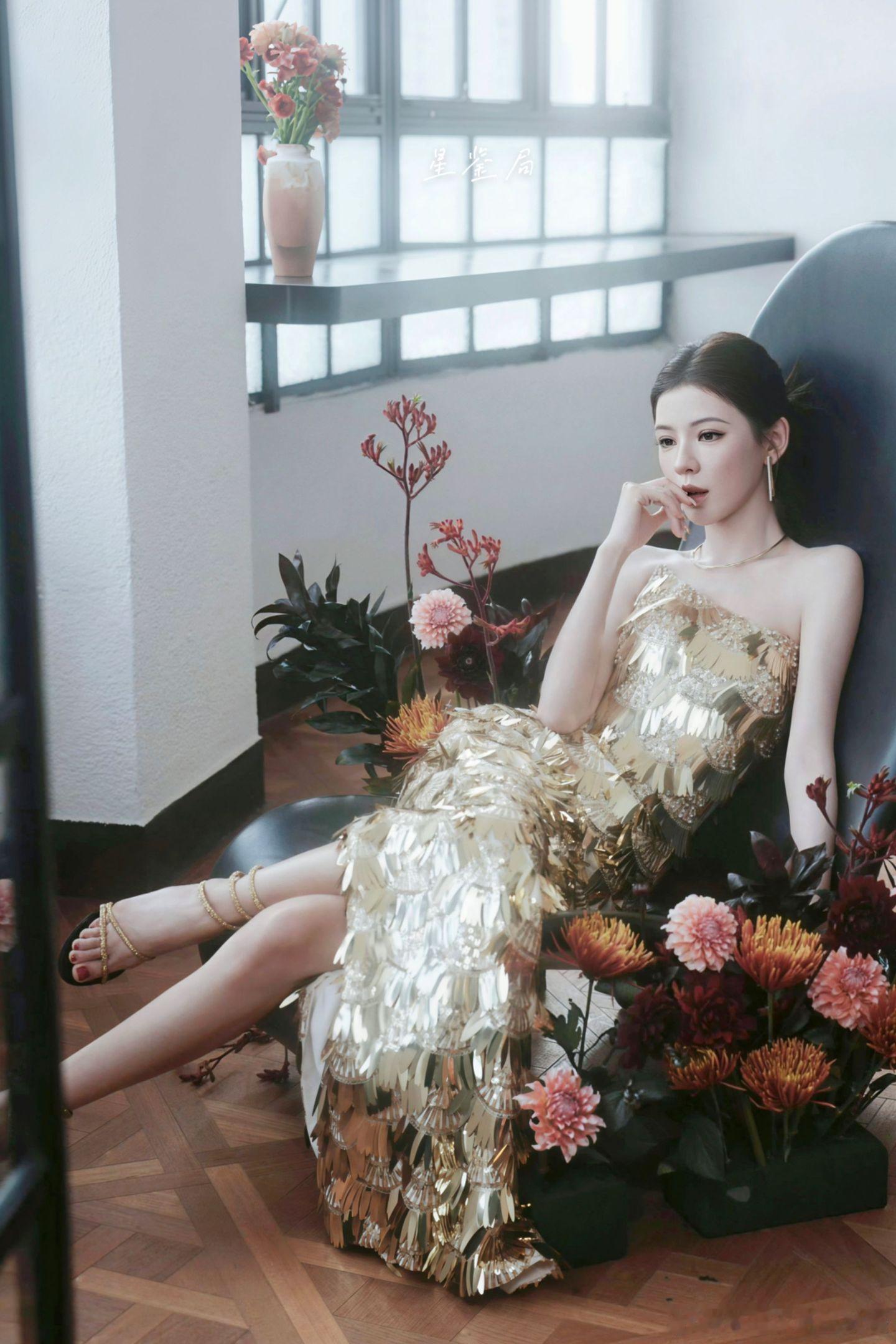 张予曦臭脚就这么水灵灵说出来张予曦在节目里脱鞋干活超洒脱，没想到意外带火了脚部话