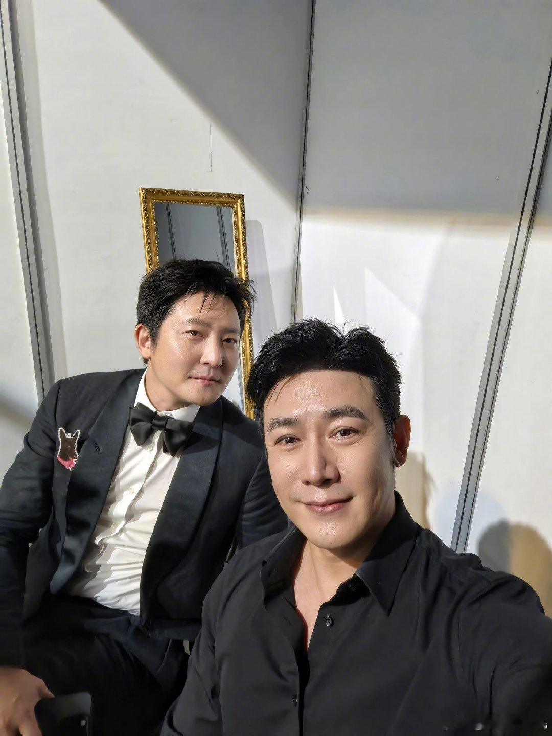 陆毅晒与郭京飞合照陆毅郭京飞互晒合照 陆毅郭京飞互晒合照，陆毅的状态依旧在线，郭