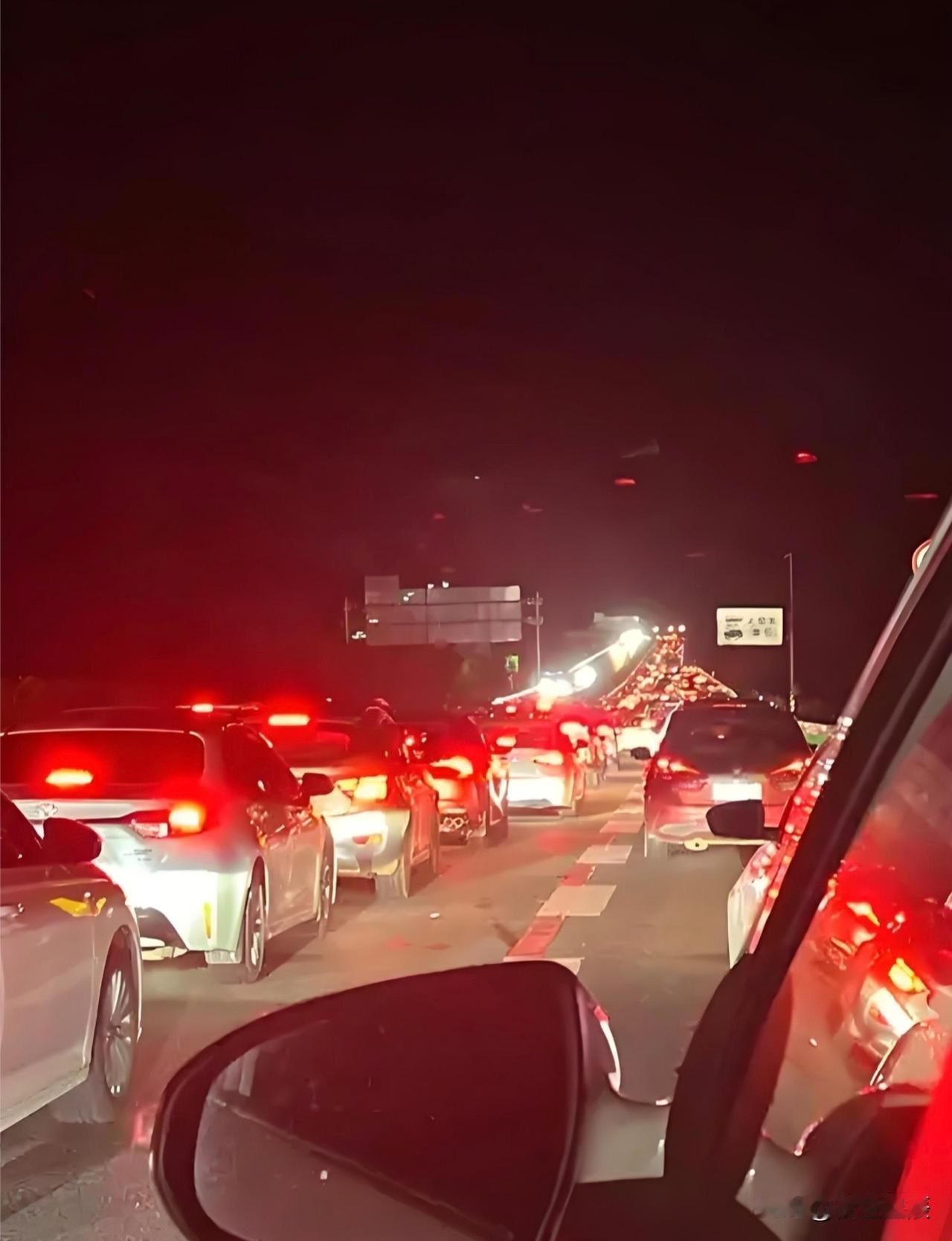 谁懂啊！假期返程堵到想弃车
 
家人们，以后再劝我假期最后一天回程，我跟谁急！
