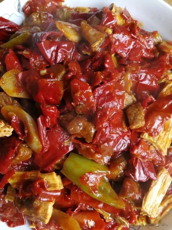 今天早上不想起早做饭，哄哄老公，他就去做了饭，炒了俩菜，一个辣子炒肉，一个滚辣皮
