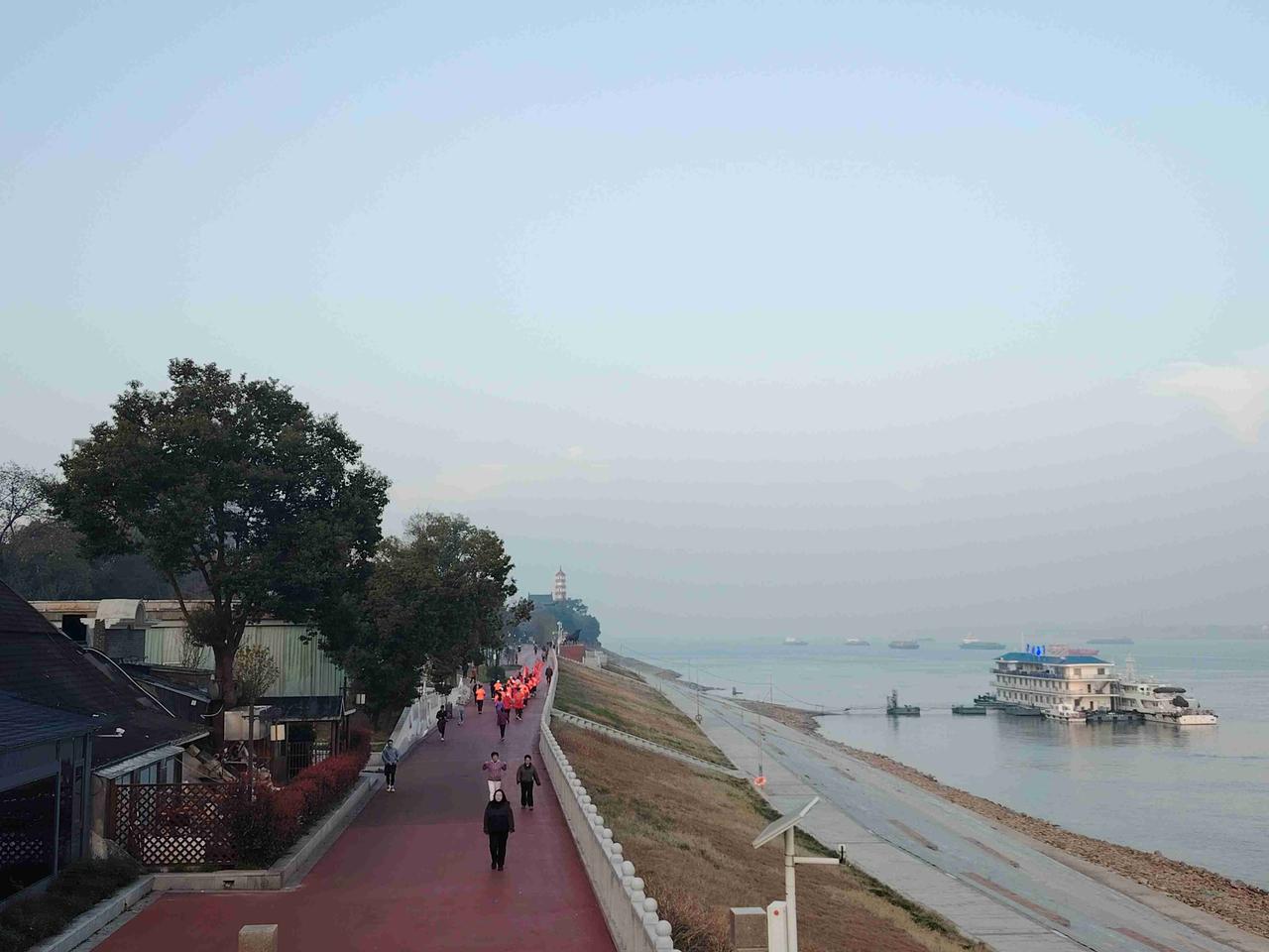 我的今日状态：😁轻松愉快
我这里的天气：☀️晴天长江岸边晨练打卡分享运动快乐