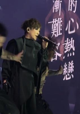 词不达意也看得见触得及林忆莲的真诚与用心，每次都会让大家体会到了，词不达意也能看