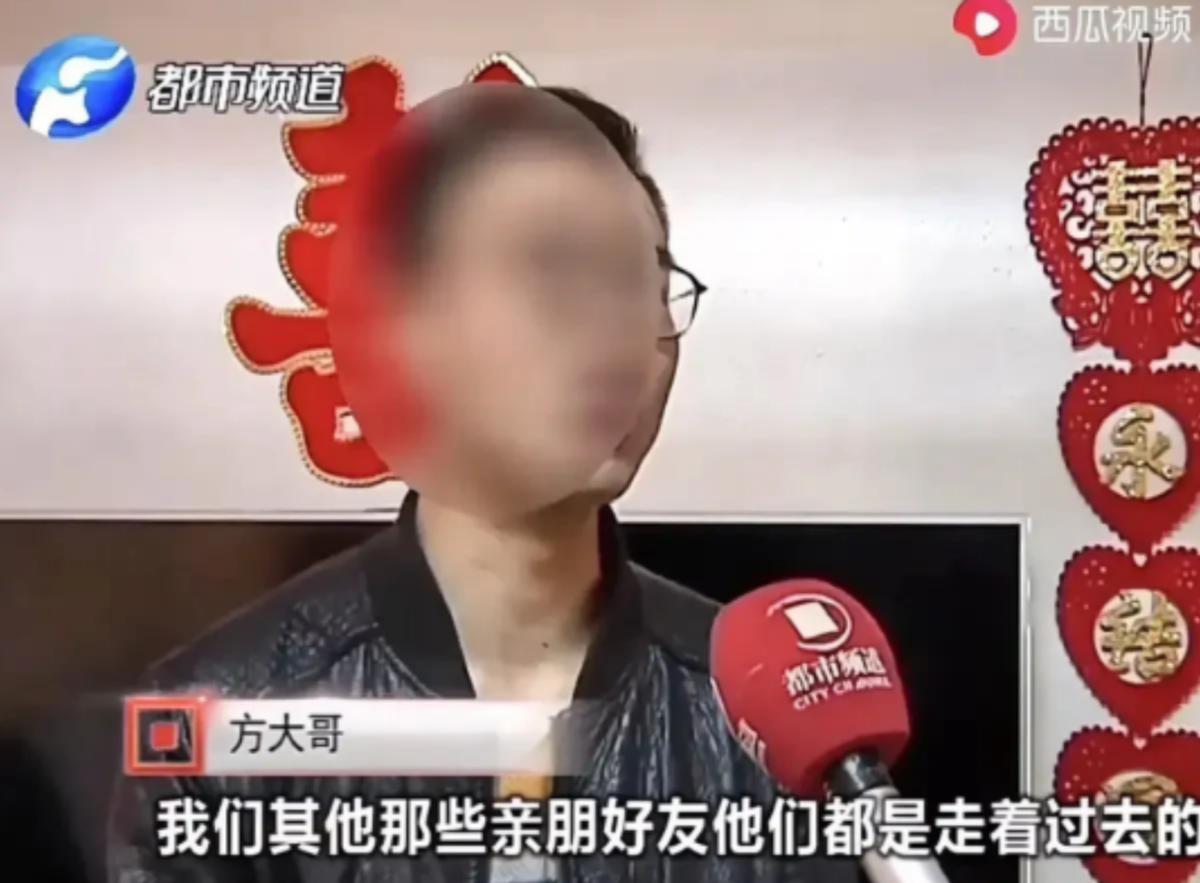 “太缺德了！”2023年河南，一男子在婚礼当天租了5辆婚车，其中一辆豪车是准备接