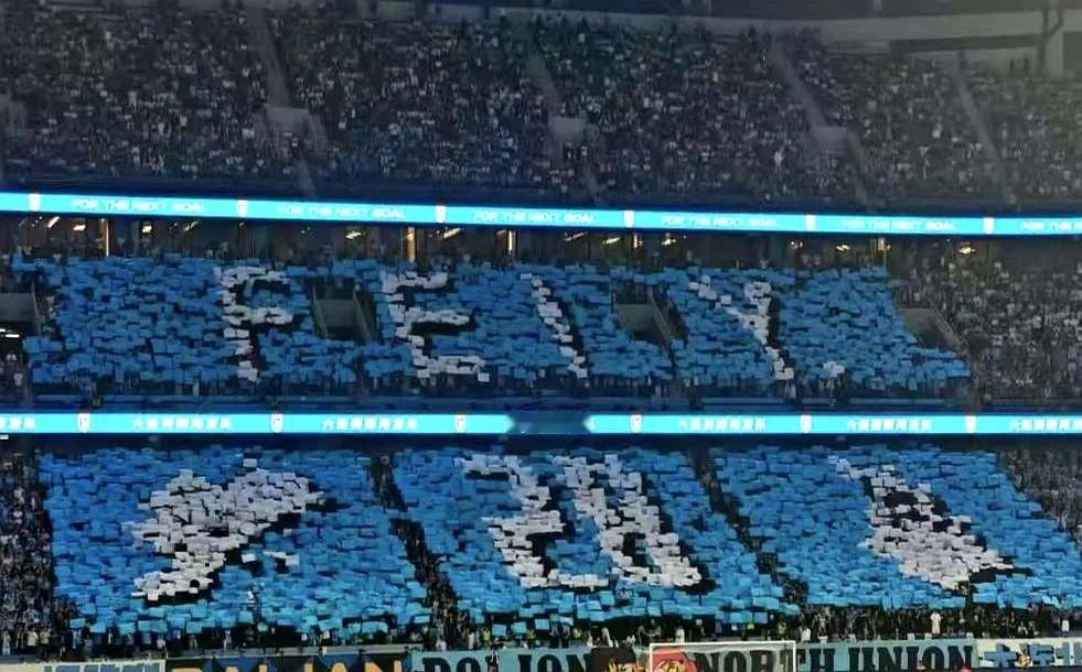 大连英博旧将赵明剑又引发了争议。

他表示费煜不配拥有这个Tifo。

因为费煜