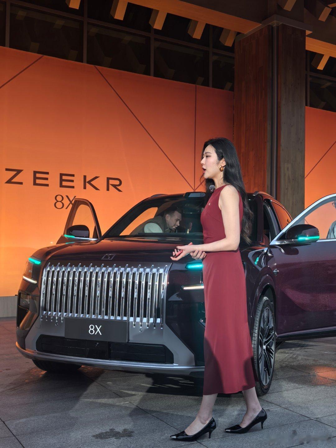 极氪8X的两个前脸风格，你喜欢“库里南”的镀铬亮色，还是曜影黑？ 极氪8X 极氪