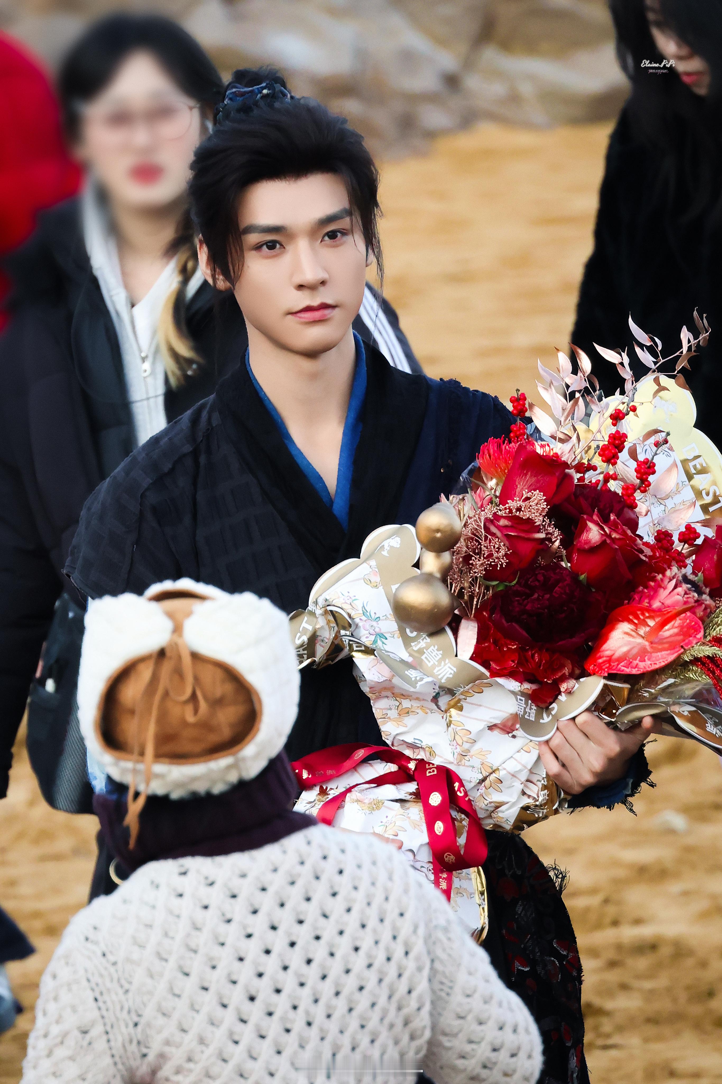 龚俊白衣公卿杀青路透图来了呀！这真的太帅了吧！龚俊白衣公卿杀青照