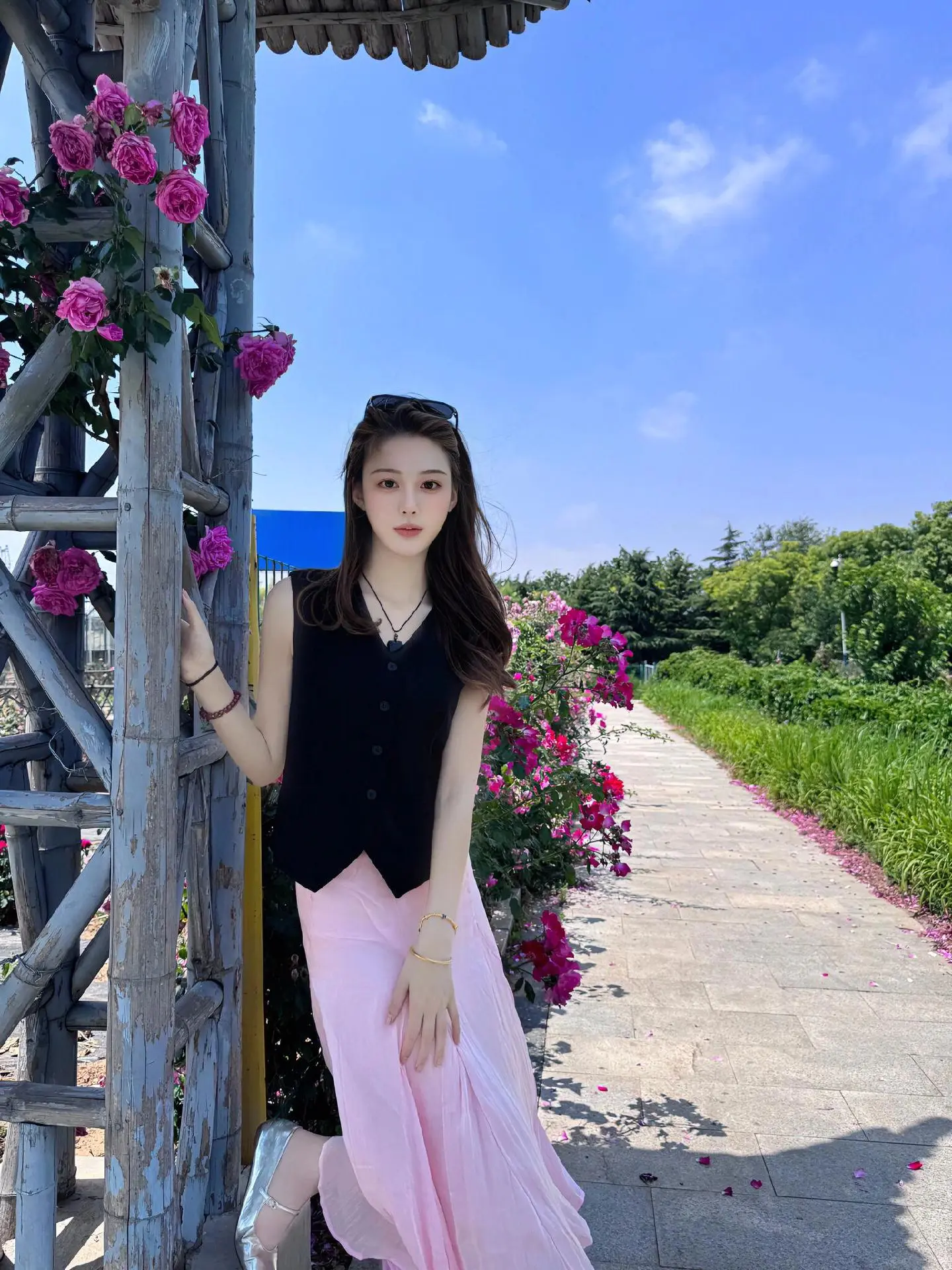 后来我们没有再打扰对方 那张朝思暮想的脸也渐渐变得模糊.