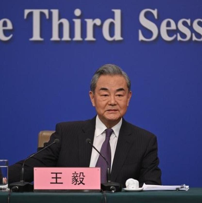 中国这步棋，漂亮！33年来头一遭！10月16日，王毅飞抵克罗地亚首都萨格勒布，一