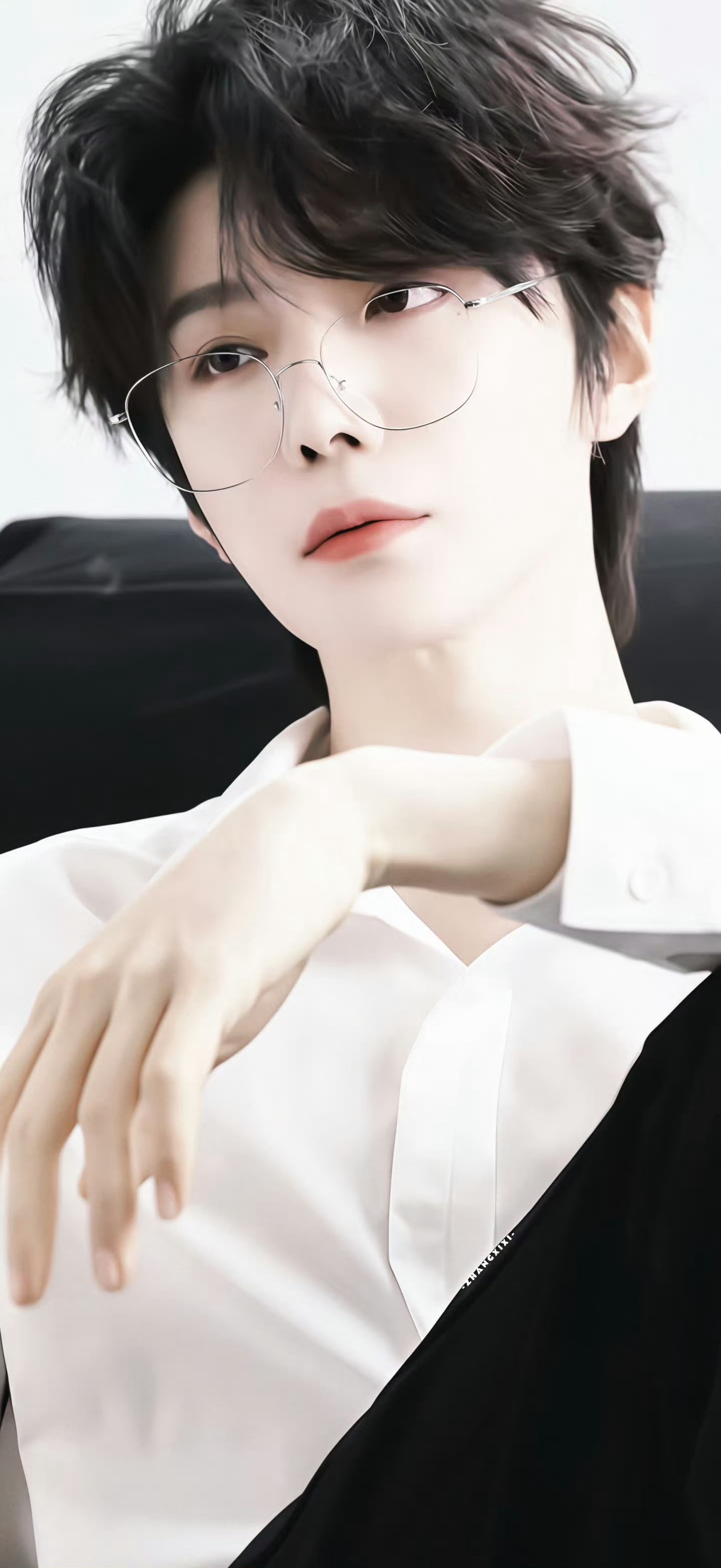 佐川眼镜品牌代言人郝熠然白衫搭配细框眼镜黑色衣服搭配墨镜一眼就沦陷郝熠然、就是氛