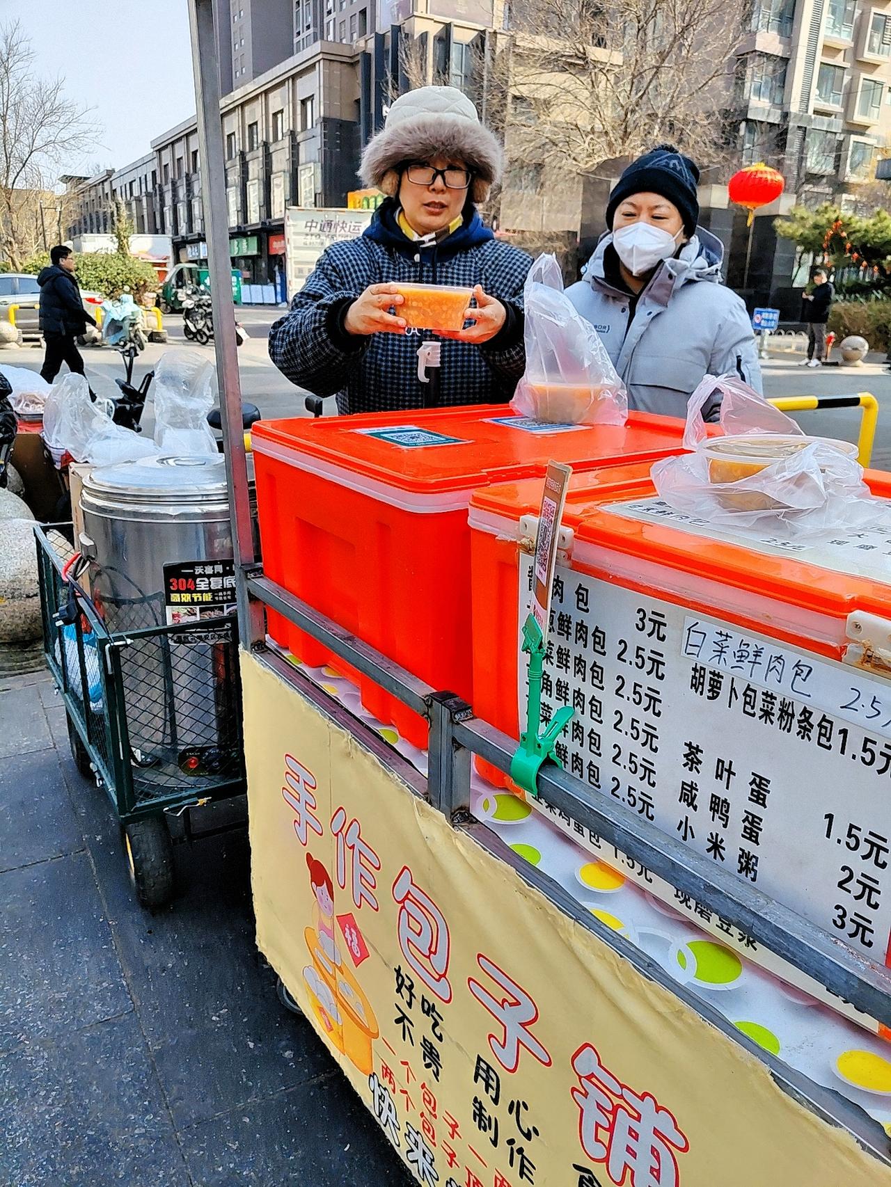 我爱喝东北大碴子粥，3块钱一大碗那是真稠乎。为了测测升糖情况，下午安排。
炒了个