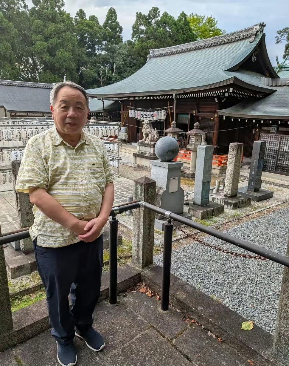 汉奸石平参拜靖国神社汉奸跪着也得不到主子的喜欢。